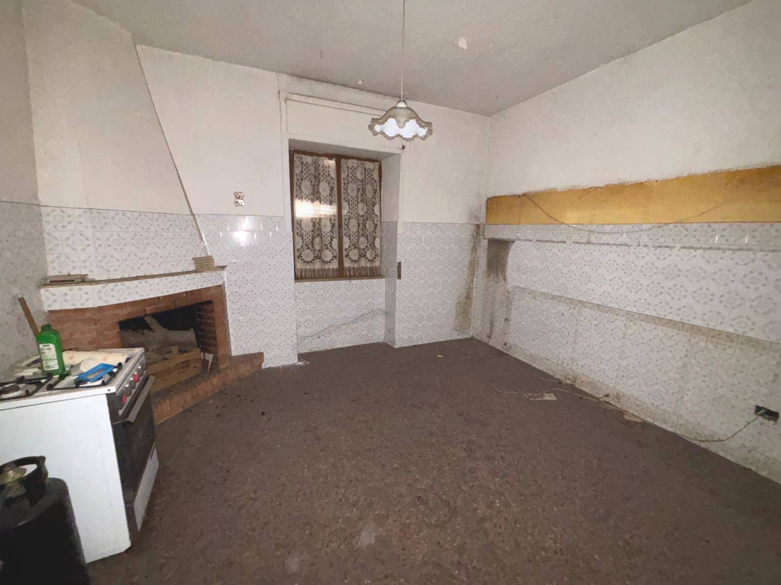 Fabbricato nel centro storico con corte in vendita a Spezzano della Sila