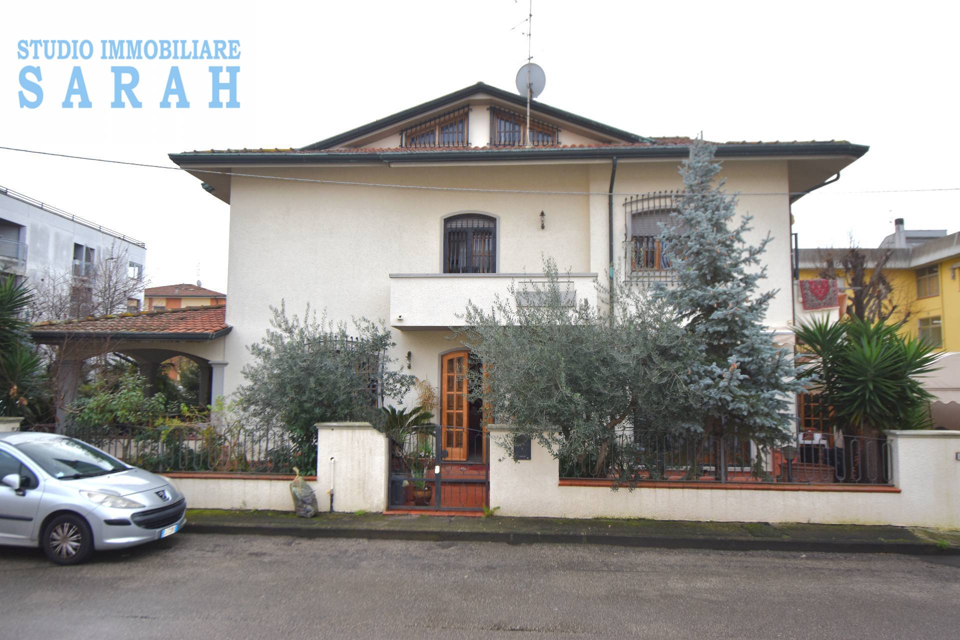 Casa indipendente in vendita a Viareggio, Darsena / Campo D'aviazione