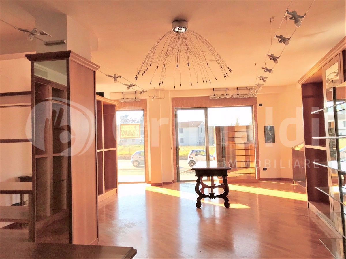Negozio in affitto a Bastia Umbra
