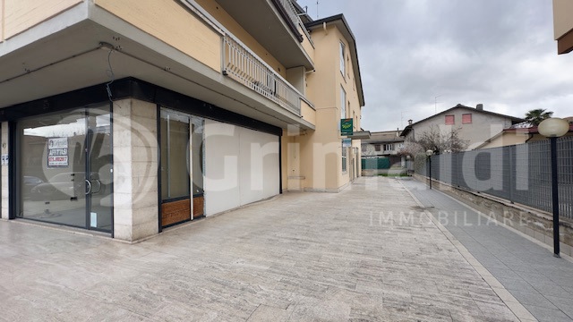 Negozio in affitto a Bastia Umbra