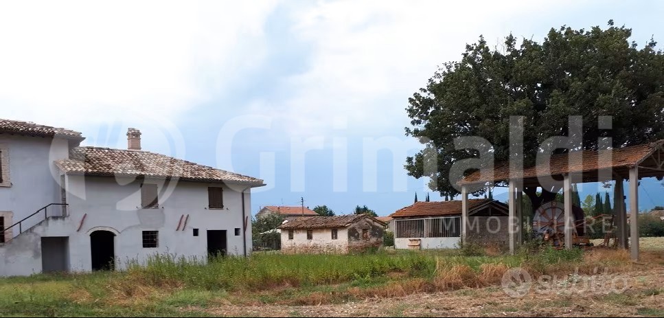 Rustico in vendita a Foligno