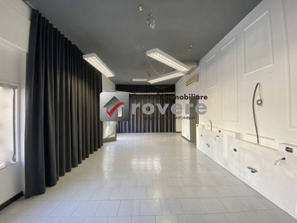 Locale commerciale in affitto a Treviso, S. Maria del Rovere