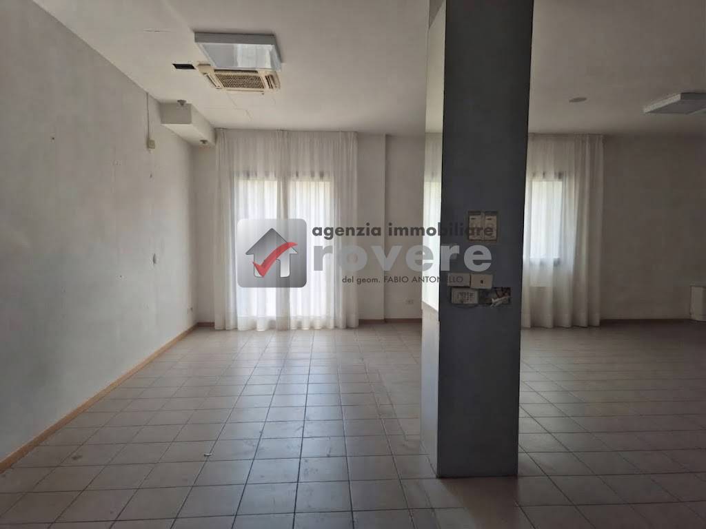 Locale commerciale in affitto a Treviso, Fuori Mura