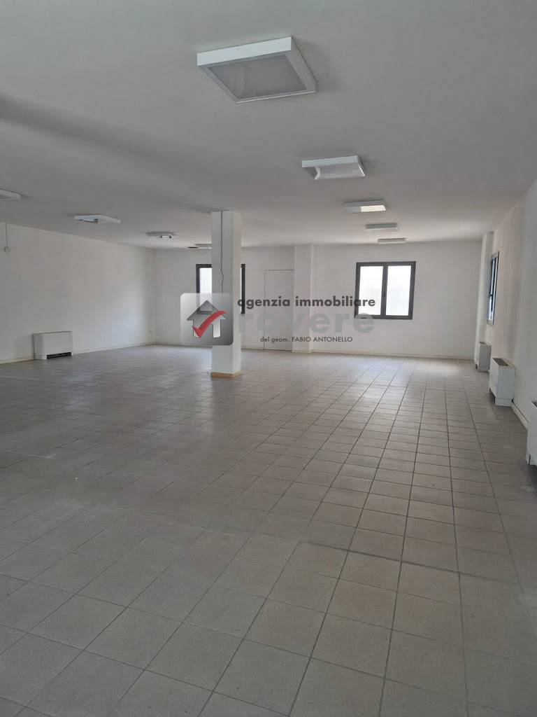 Locale commerciale in affitto a Treviso, Fuori Mura