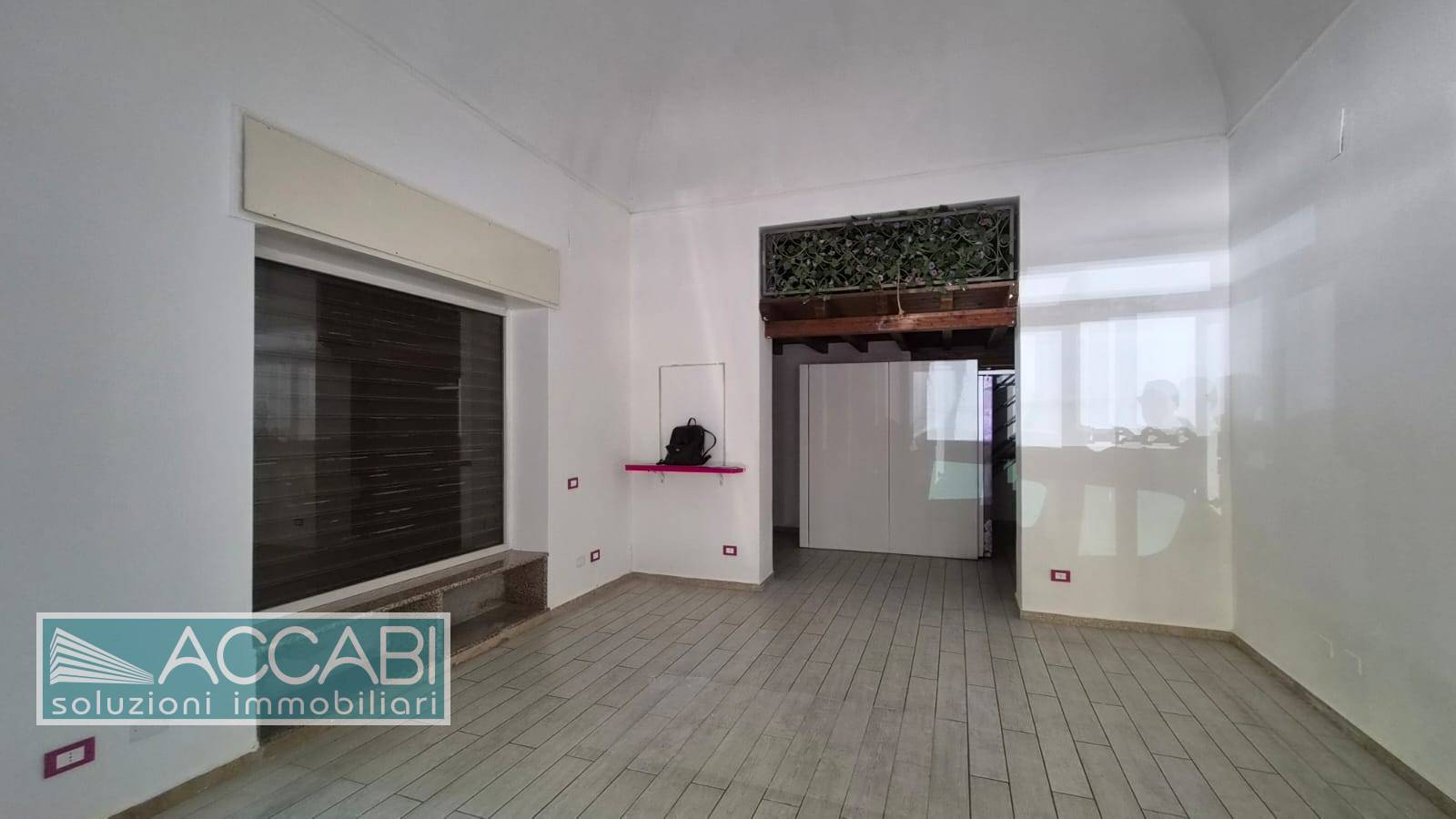 Locale commerciale in affitto a Palermo, Libert