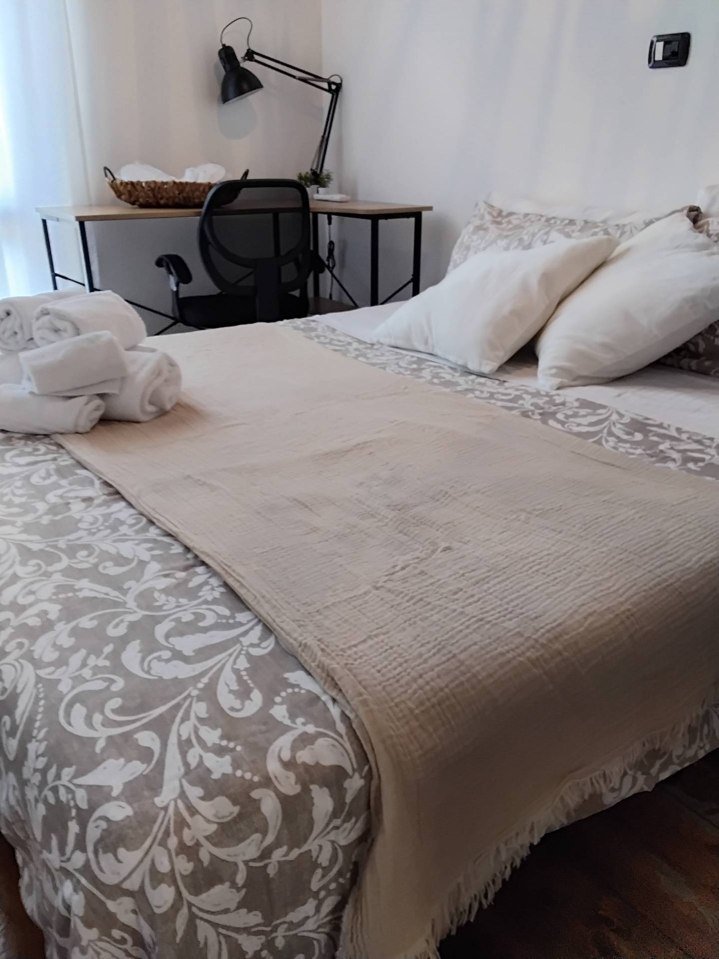 Appartamento in affitto a Milano, Testi