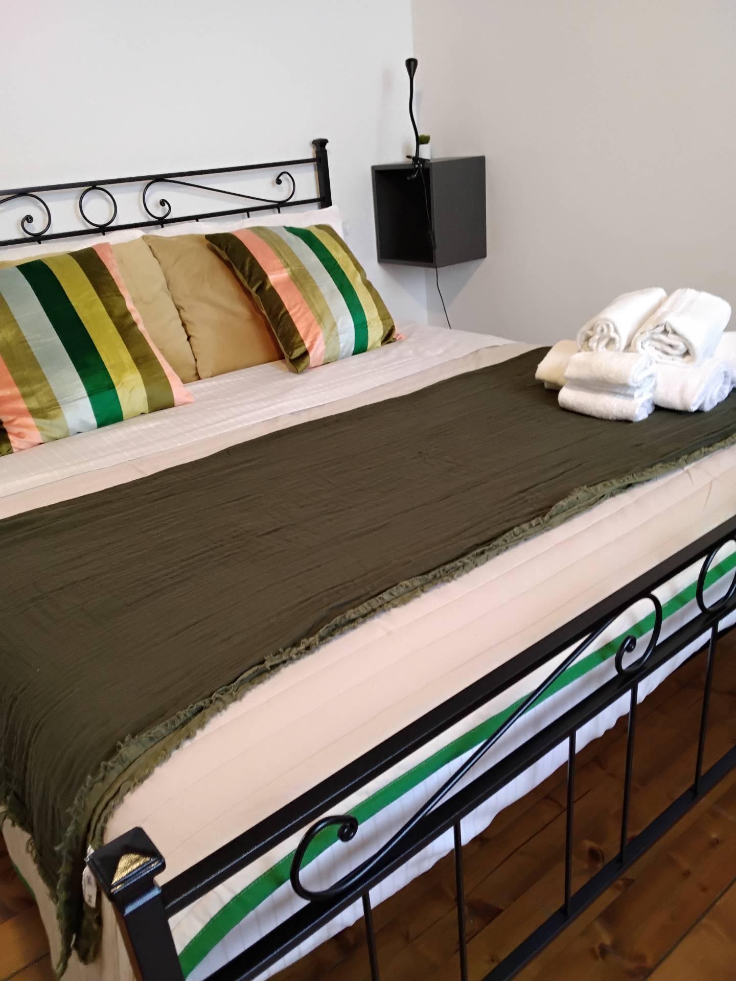 Appartamento in affitto a Milano, Testi