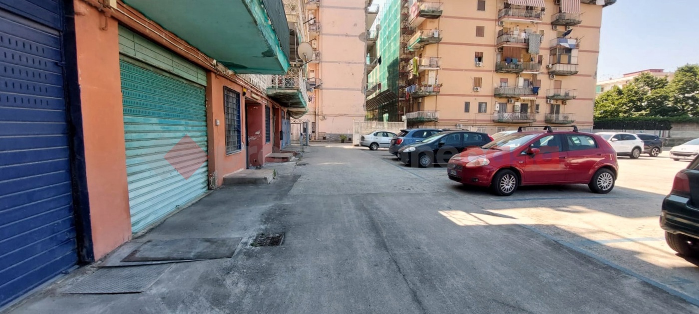Box/Garage 33mq in vendita a Portici
