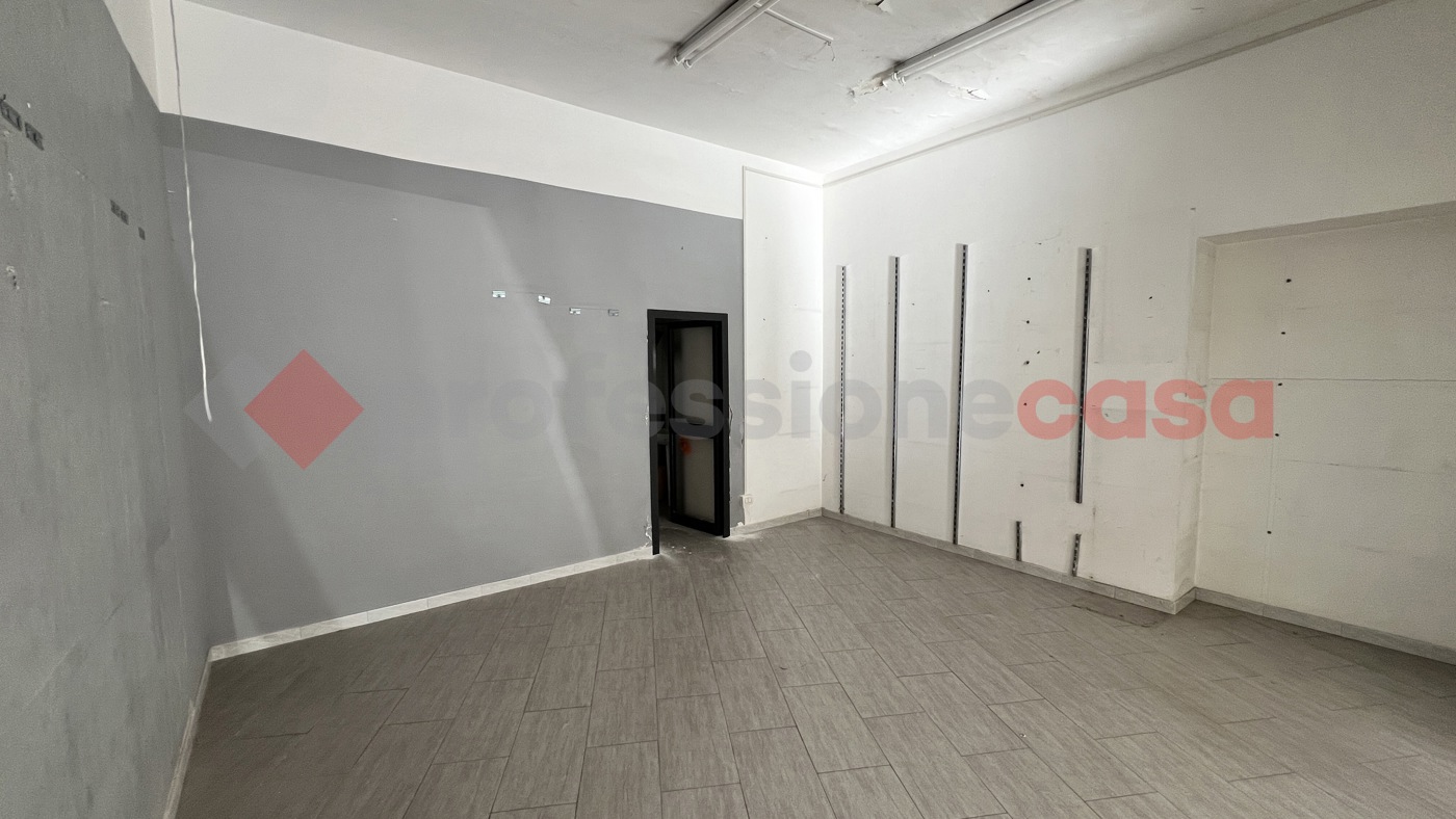 Negozio in affitto a Napoli