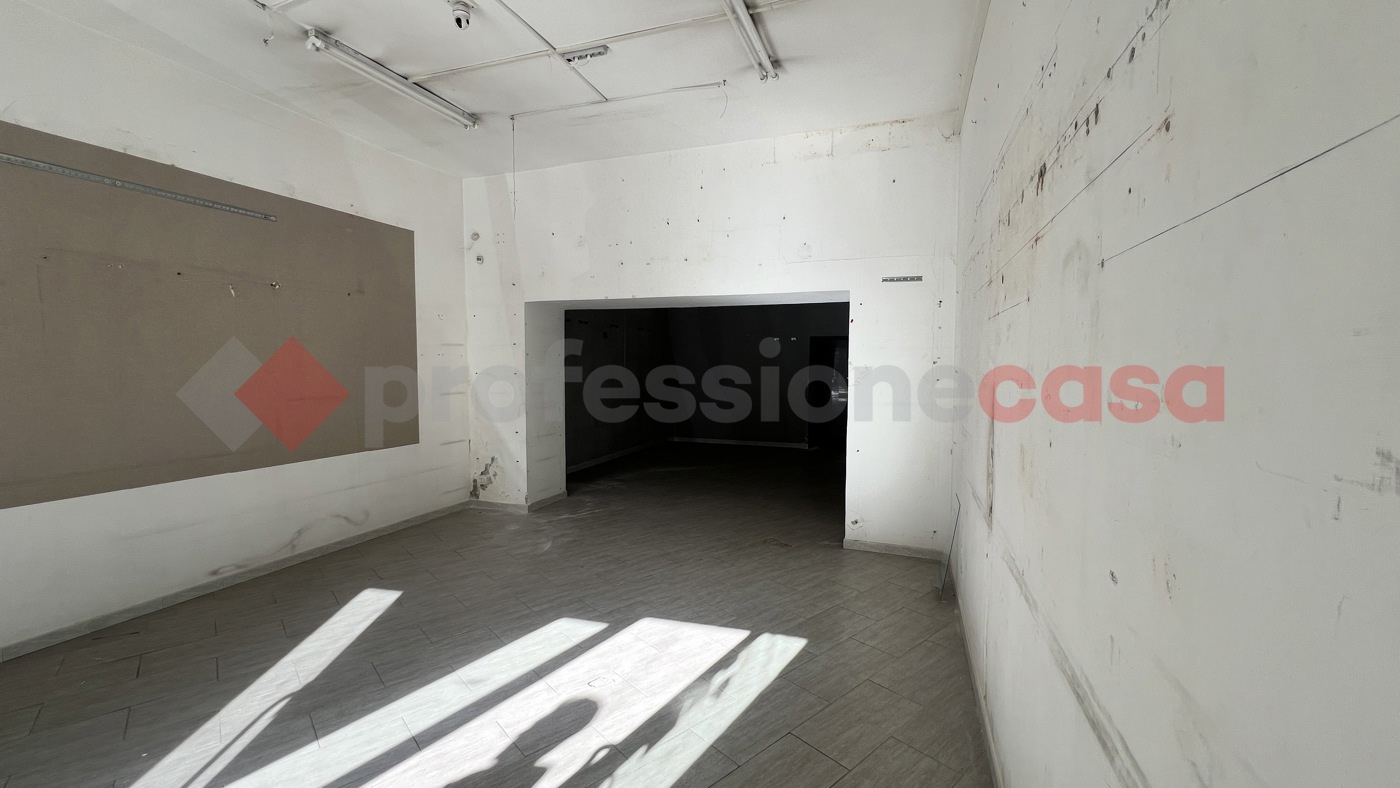 Negozio in affitto a Napoli