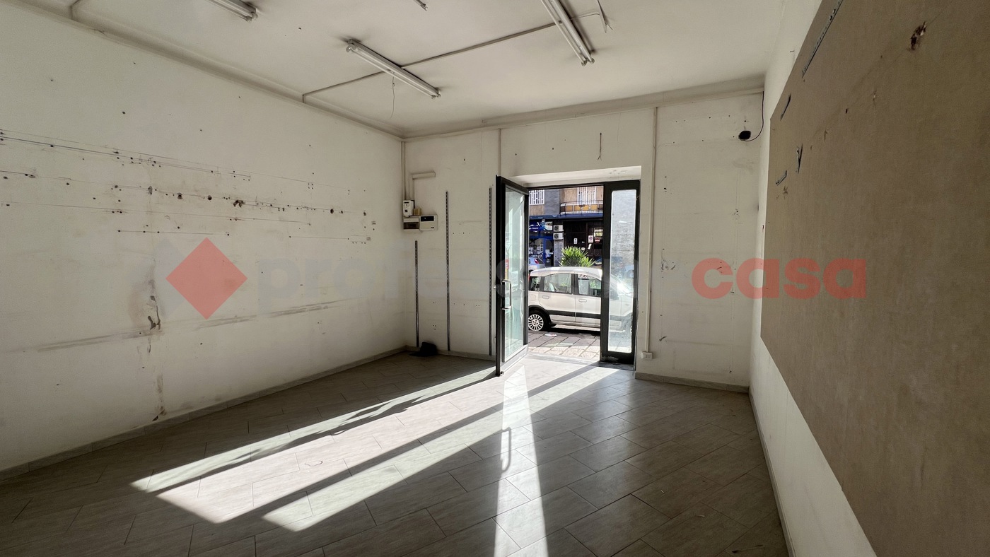 Negozio in affitto a Napoli