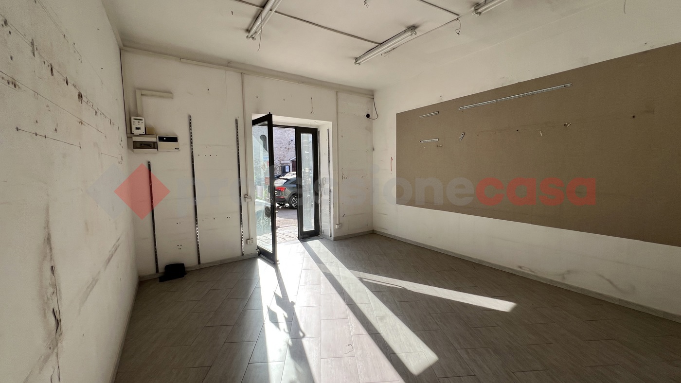 Negozio in affitto a Napoli