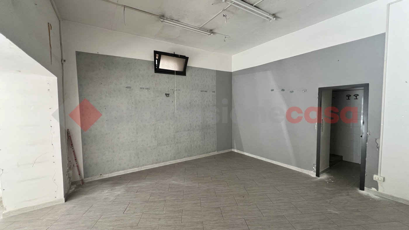 Negozio in affitto a Napoli