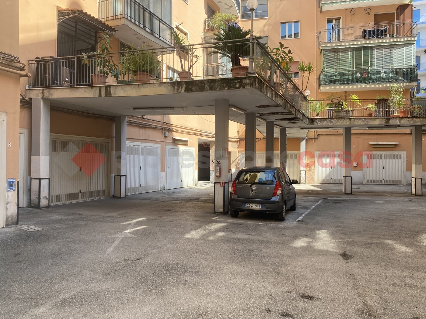 Box/Garage 100mq in vendita a Portici