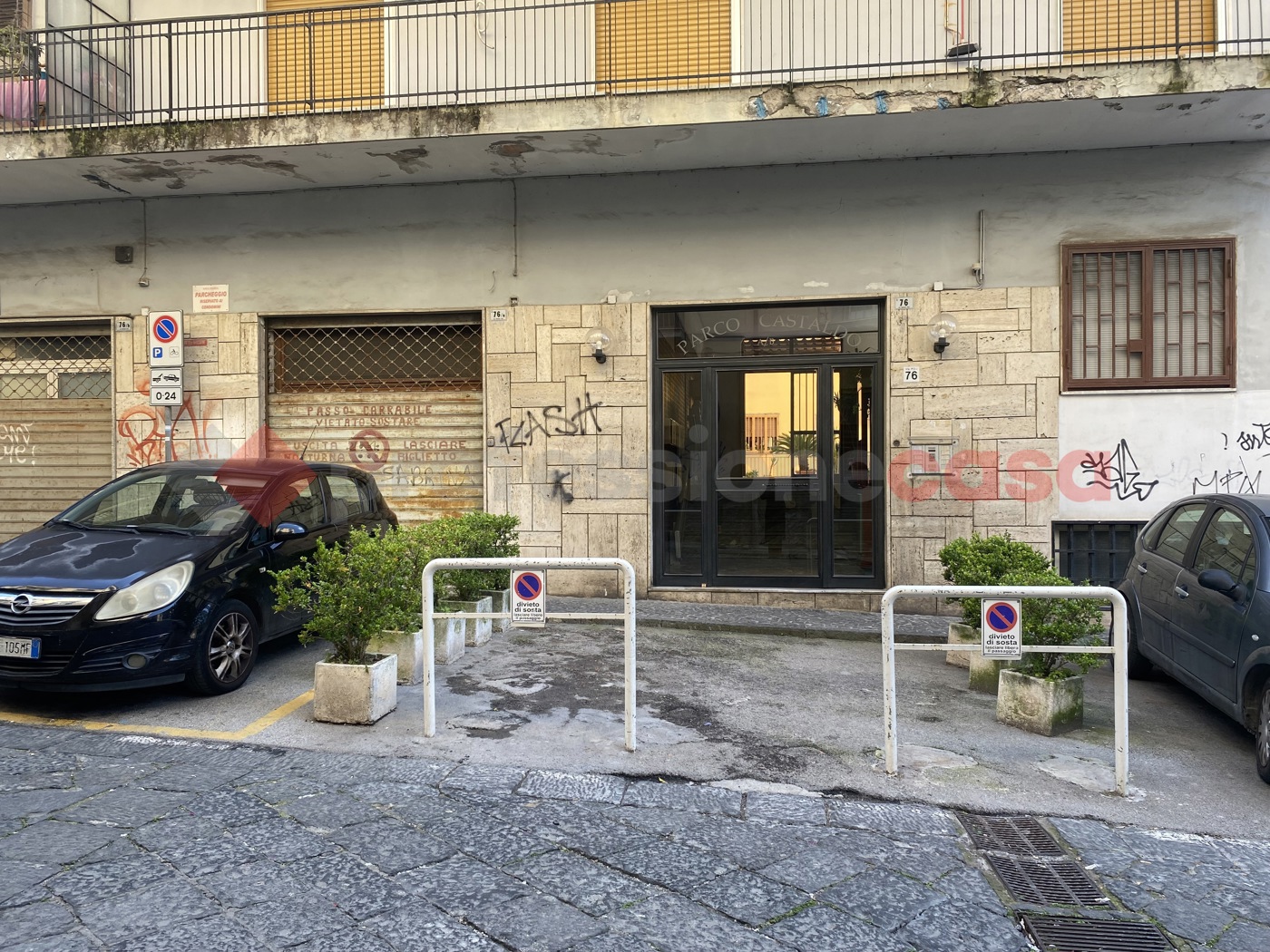 Box/Garage 100mq in vendita a Portici