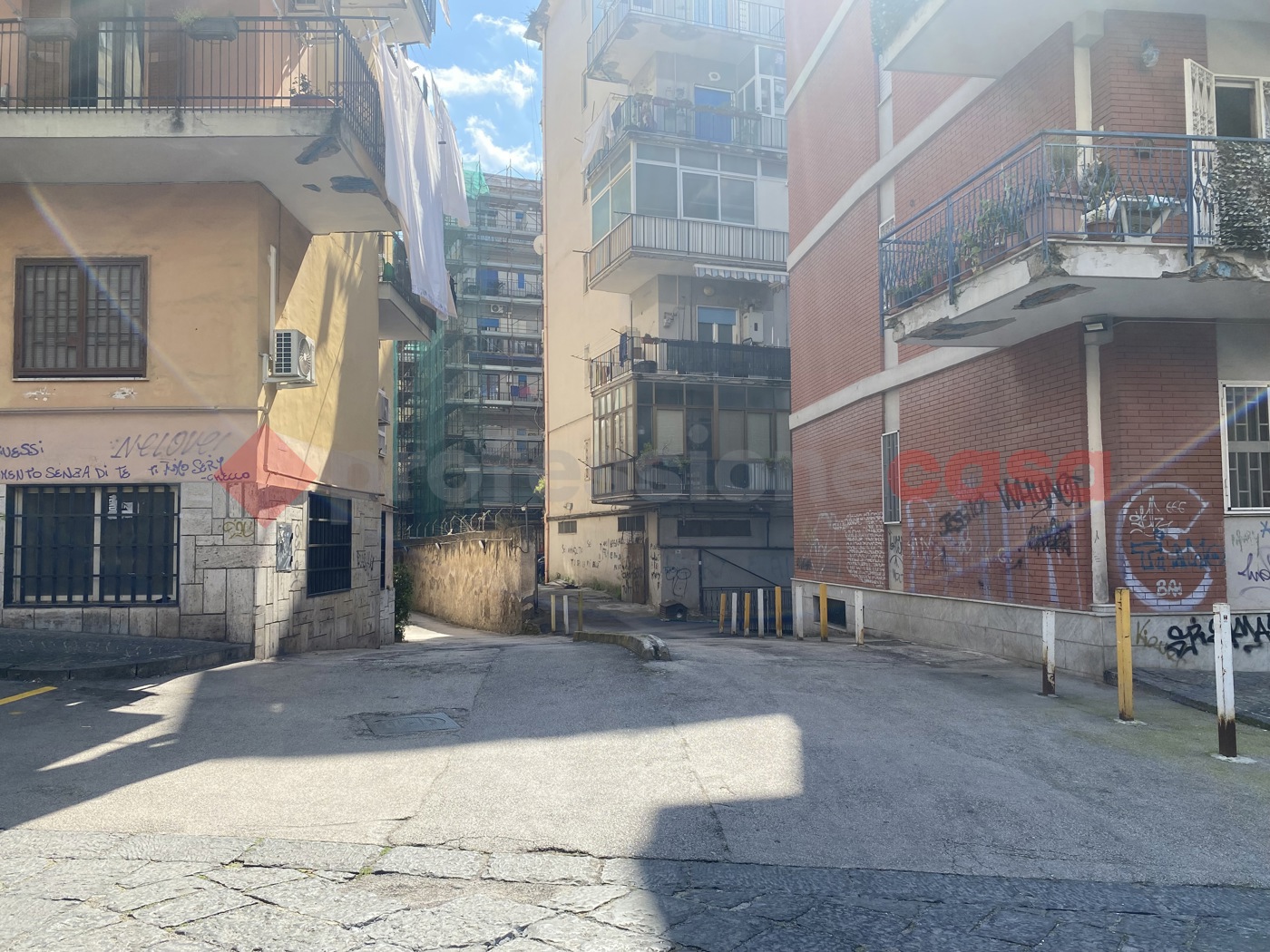 Box/Garage 100mq in vendita a Portici