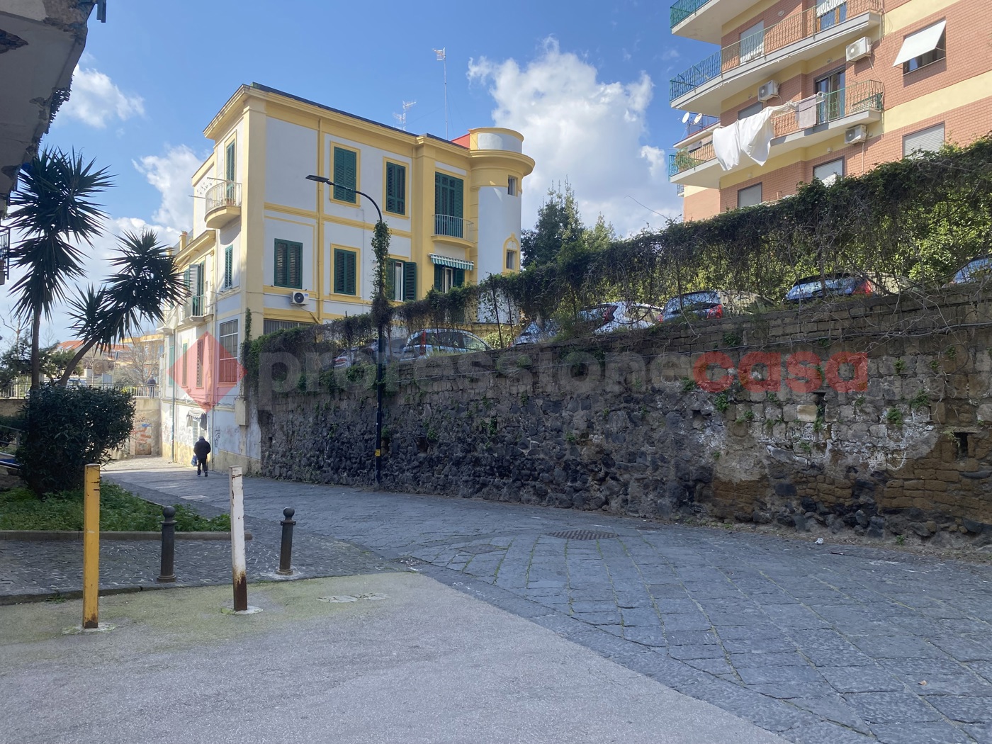 Box/Garage 100mq in vendita a Portici