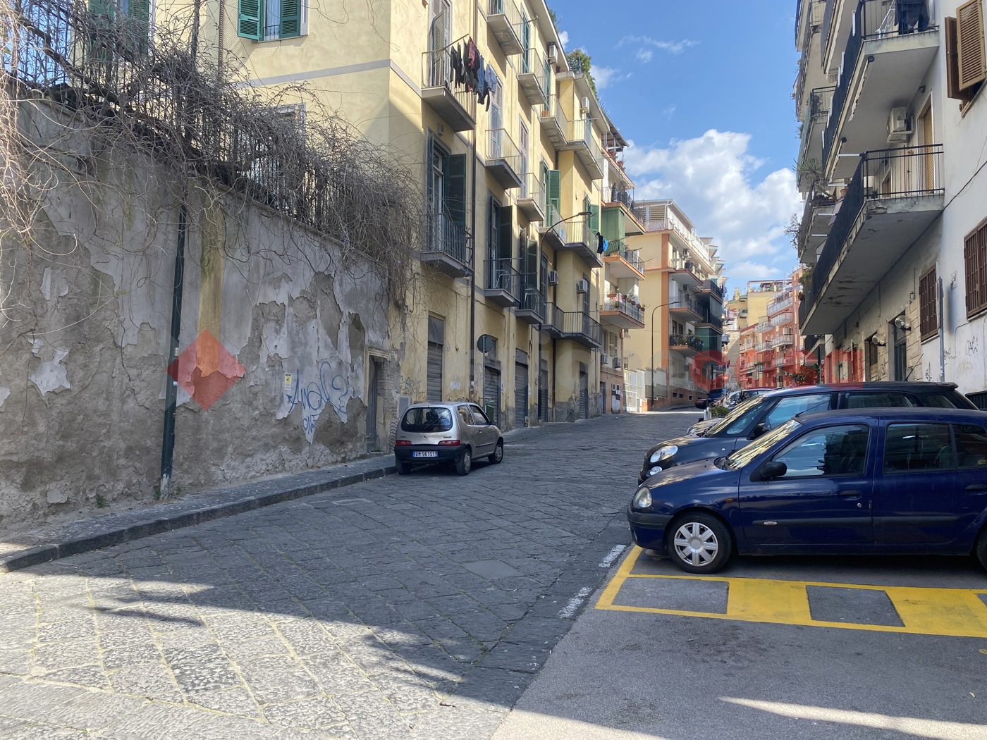 Box/Garage 100mq in vendita a Portici