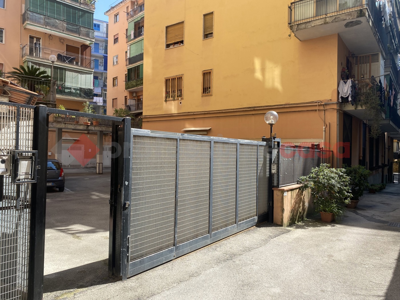 Box/Garage 100mq in vendita a Portici