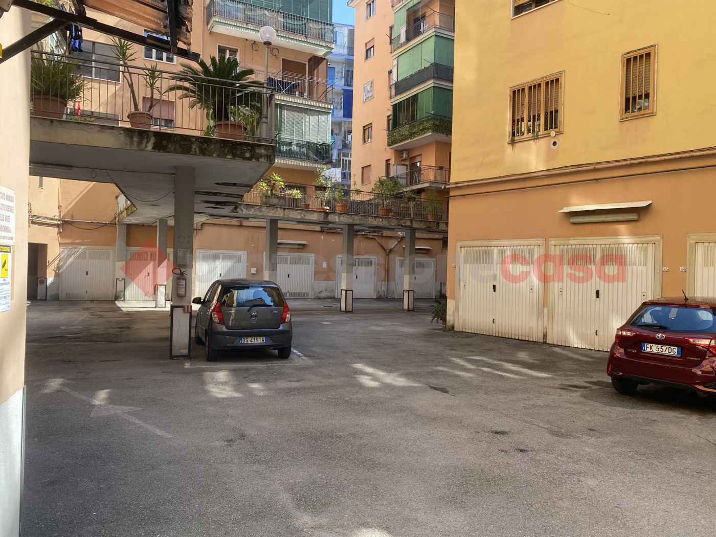 Box/Garage 100mq in vendita a Portici