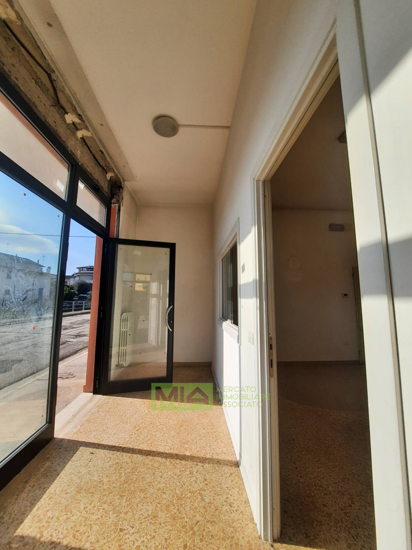 Locale commerciale in affitto a Altidona, Marina di Altidona