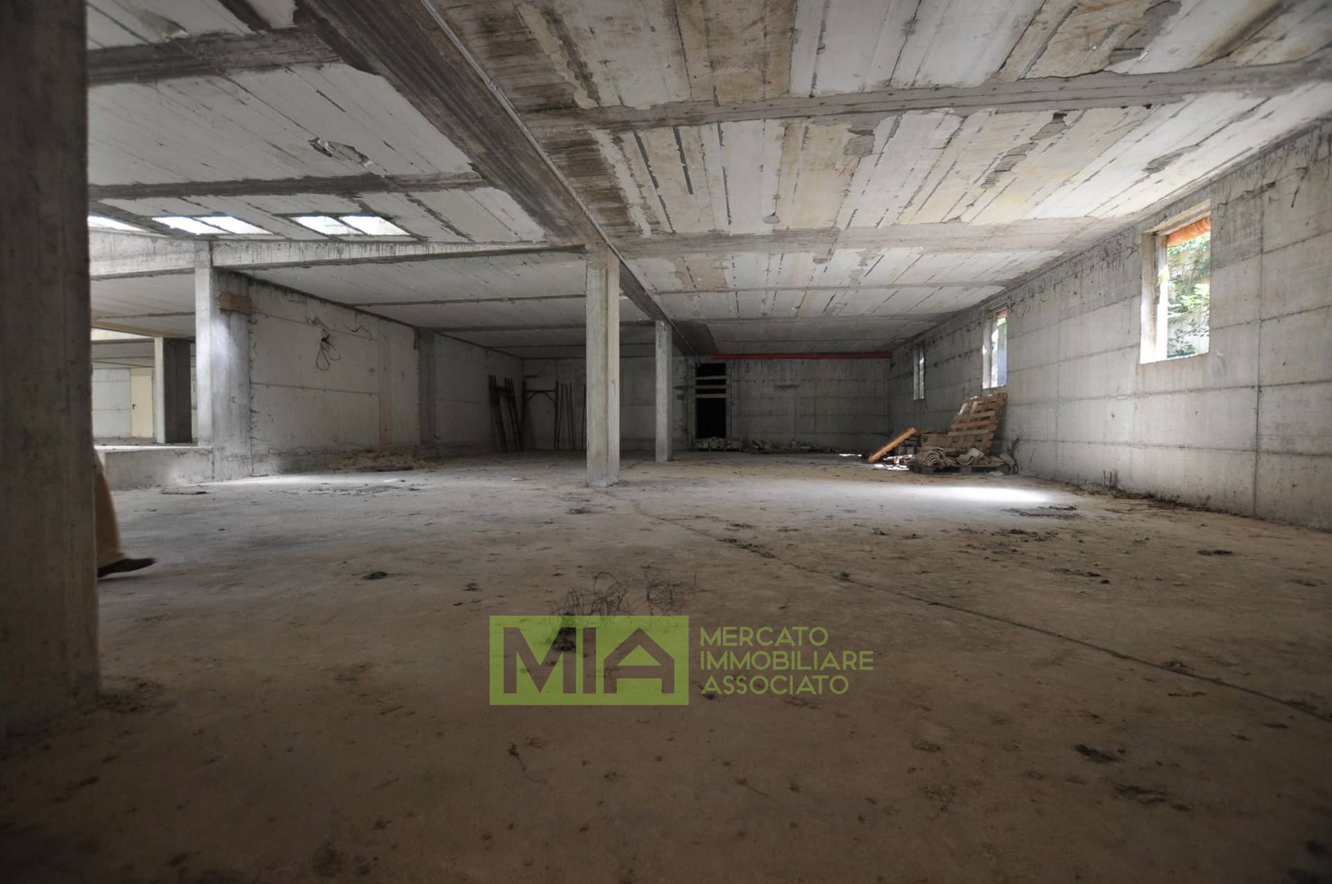 Locale commerciale in vendita a Petritoli, Periferia