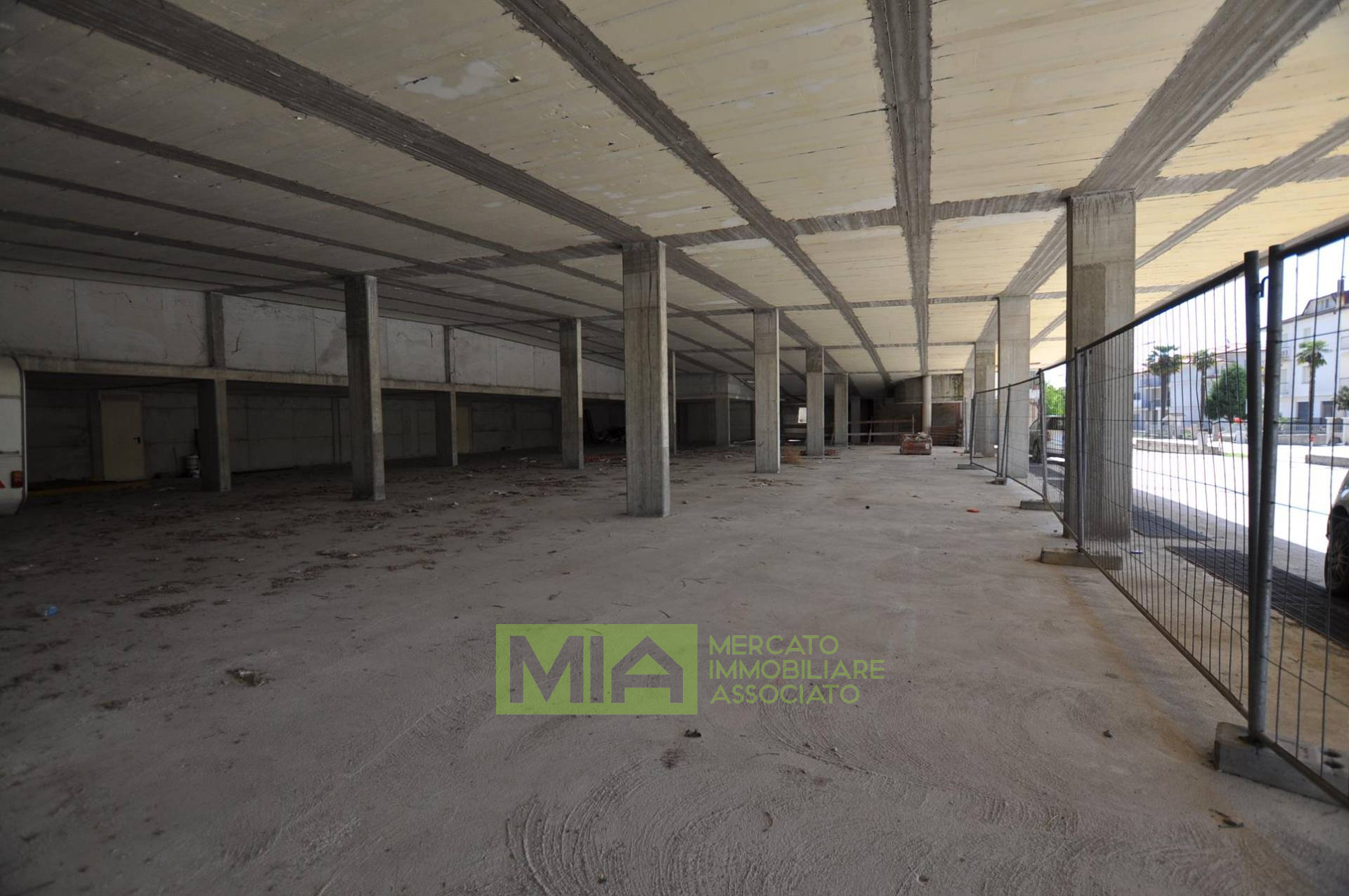 Locale commerciale in vendita a Petritoli, Periferia