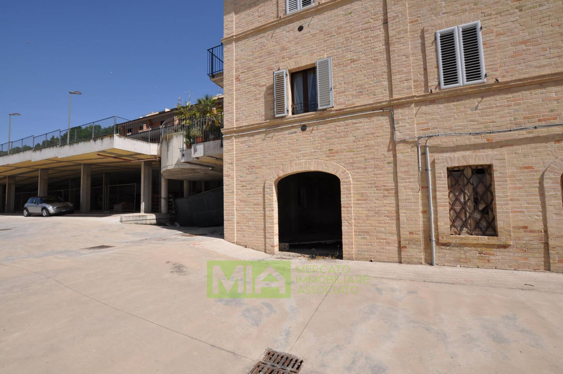 Locale commerciale in vendita a Petritoli, Periferia