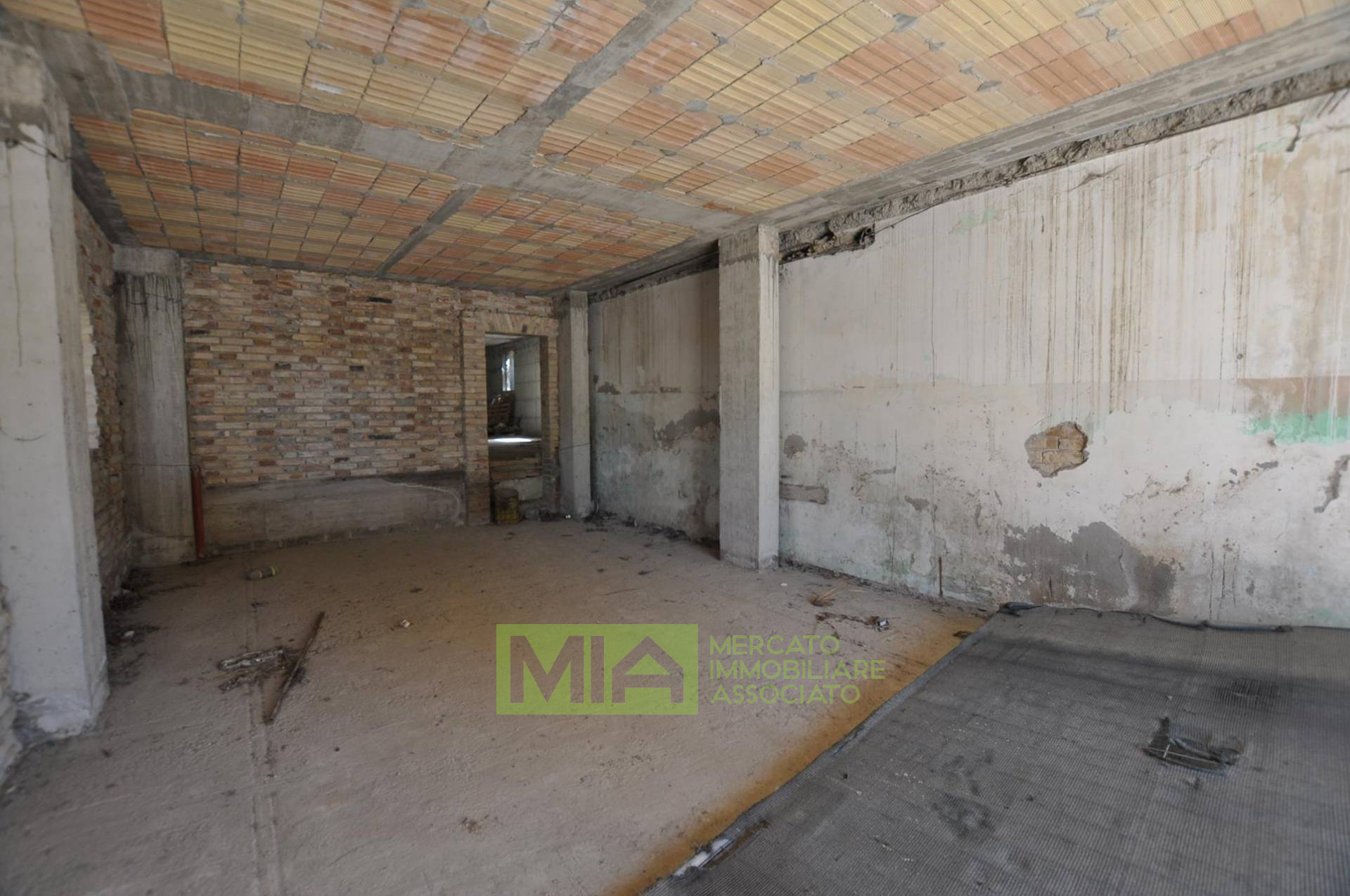 Locale commerciale in vendita a Petritoli, Periferia