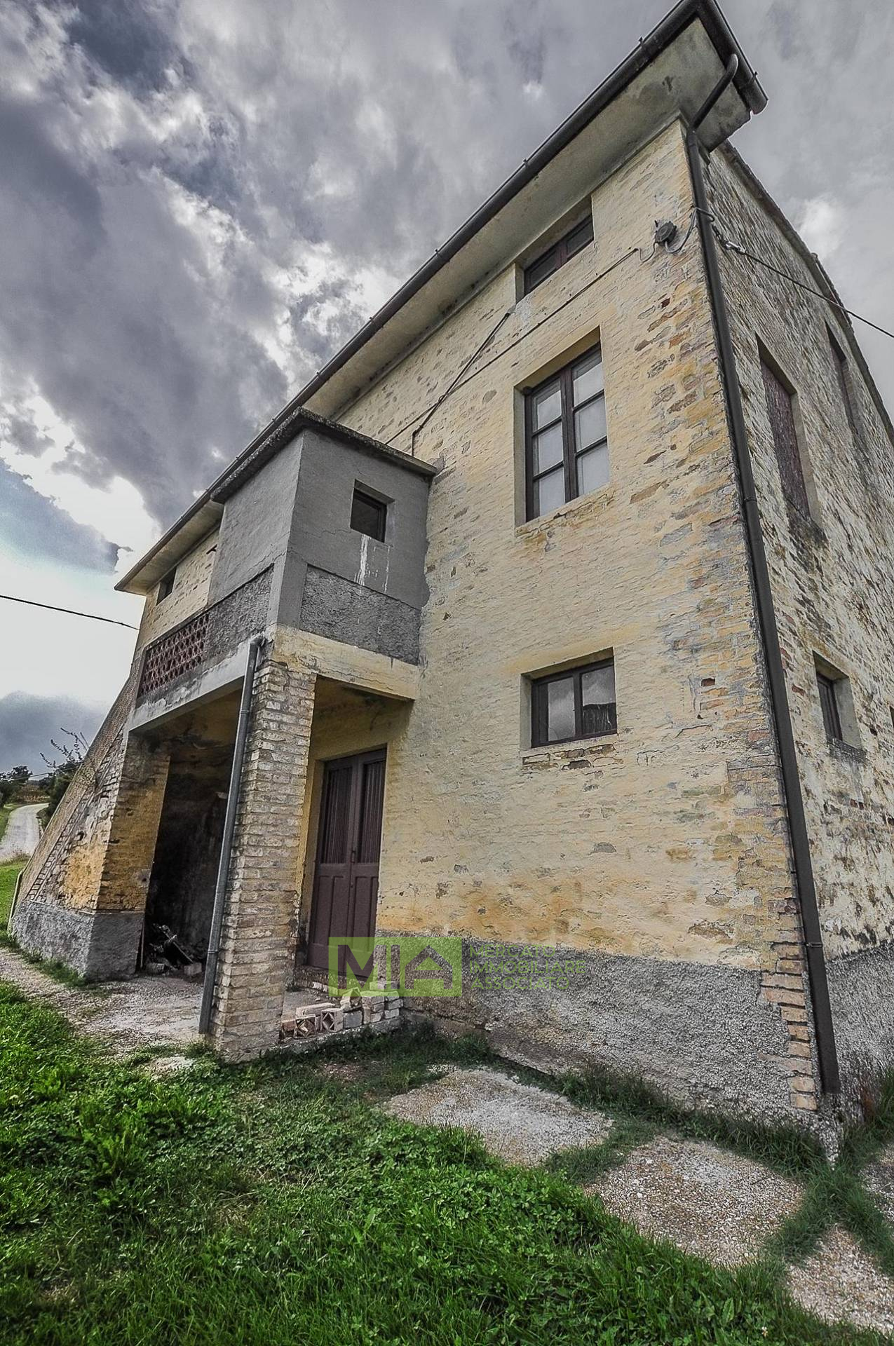 Casa colonica in vendita a Montelparo, Campagna