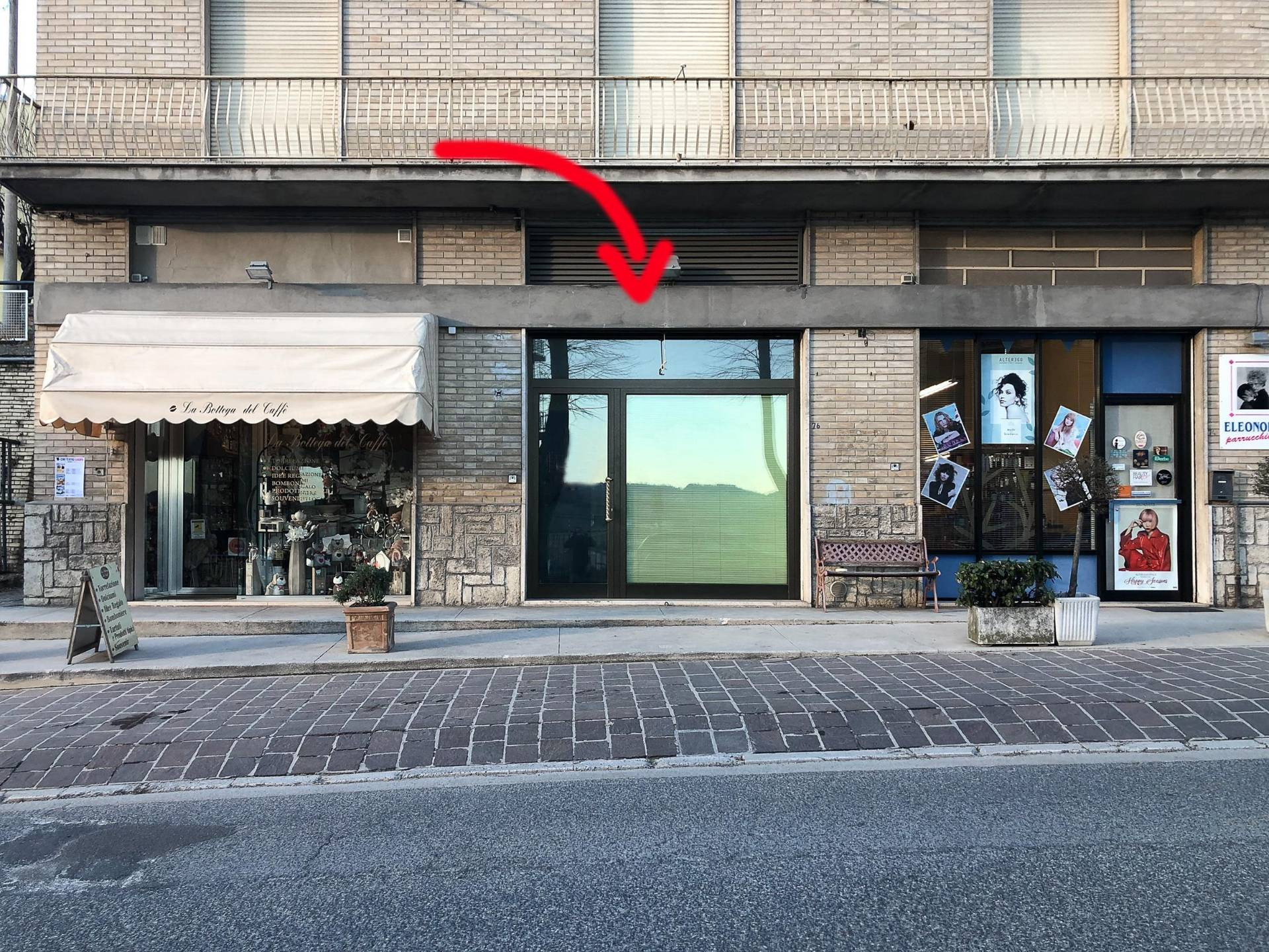 Locale commerciale in vendita a Amandola, Centro