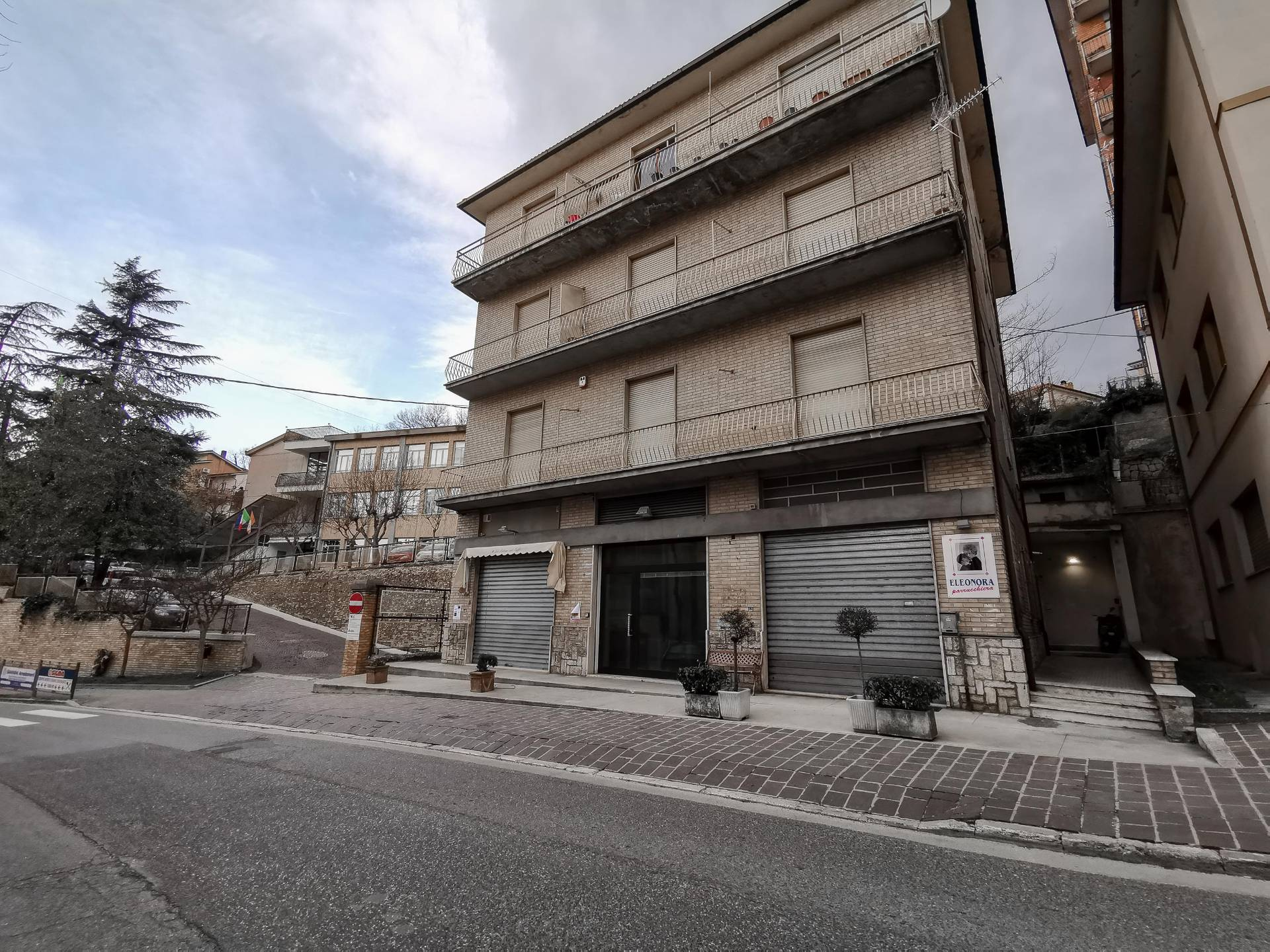 Locale commerciale in vendita a Amandola, Centro