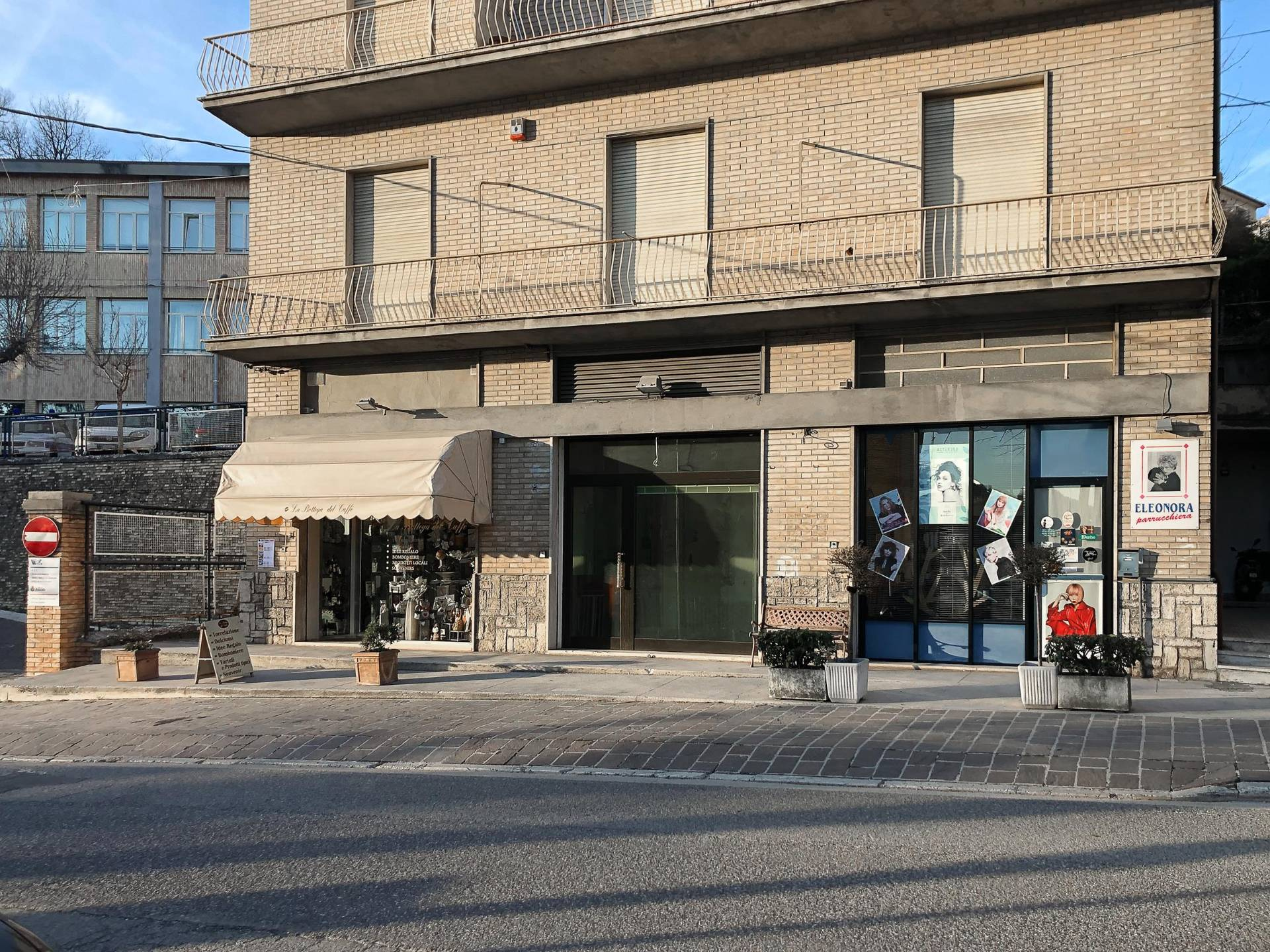 Locale commerciale in vendita a Amandola, Centro