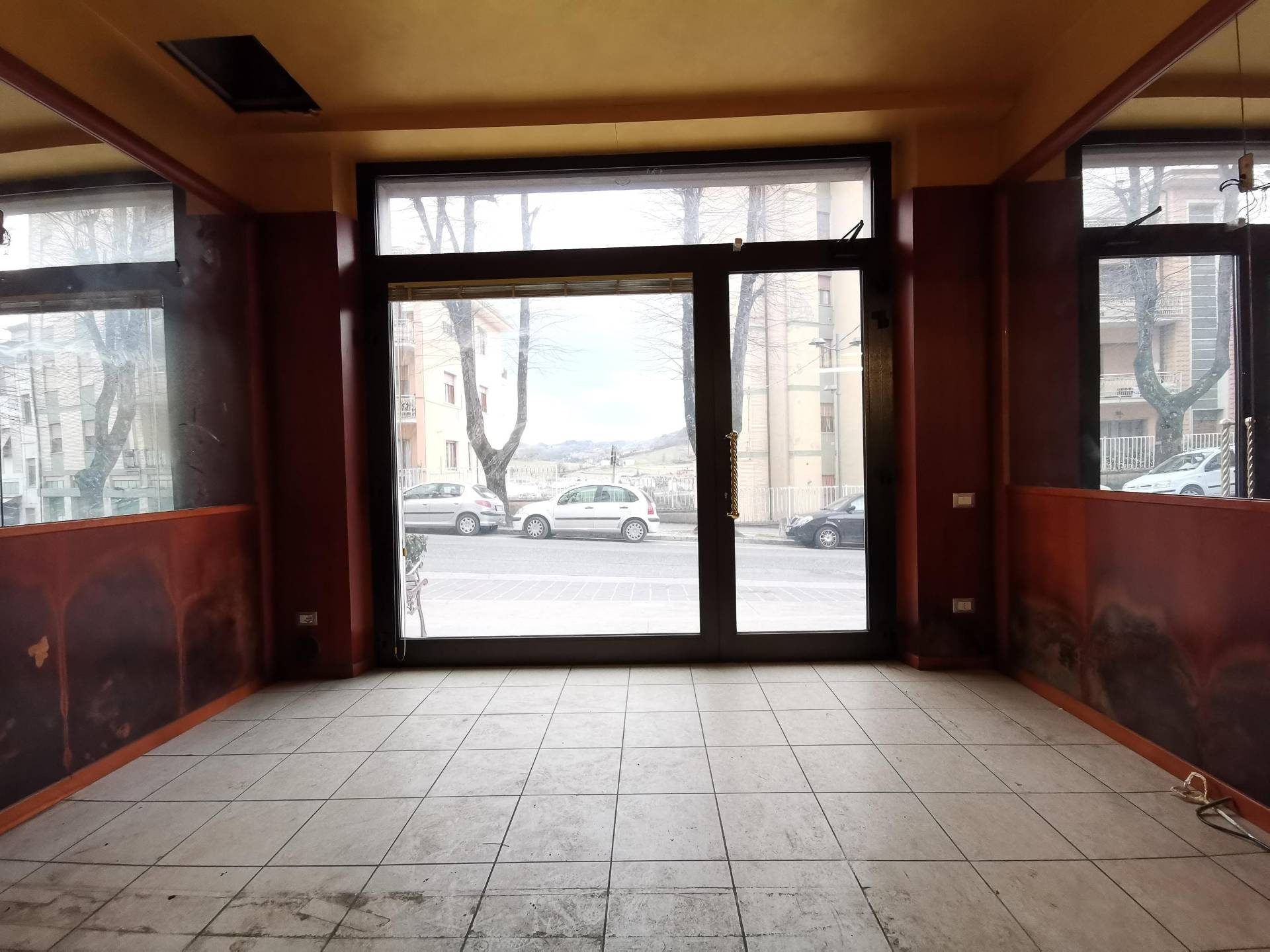 Locale commerciale in vendita a Amandola, Centro