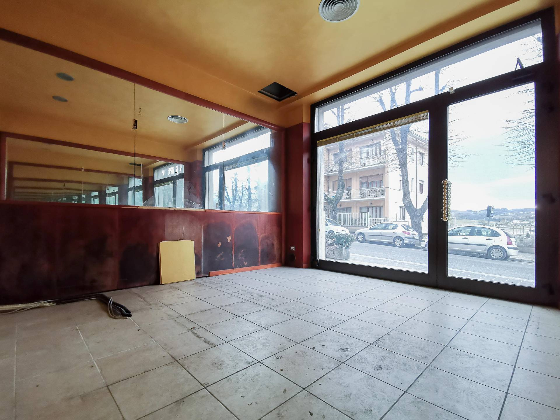 Locale commerciale in vendita a Amandola, Centro