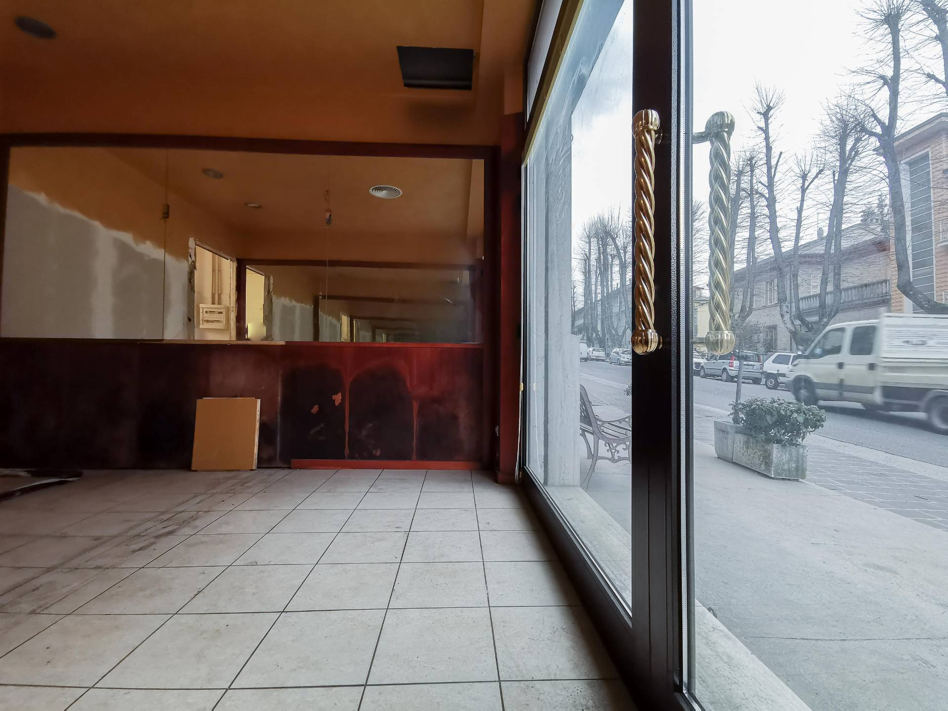 Locale commerciale in vendita a Amandola, Centro