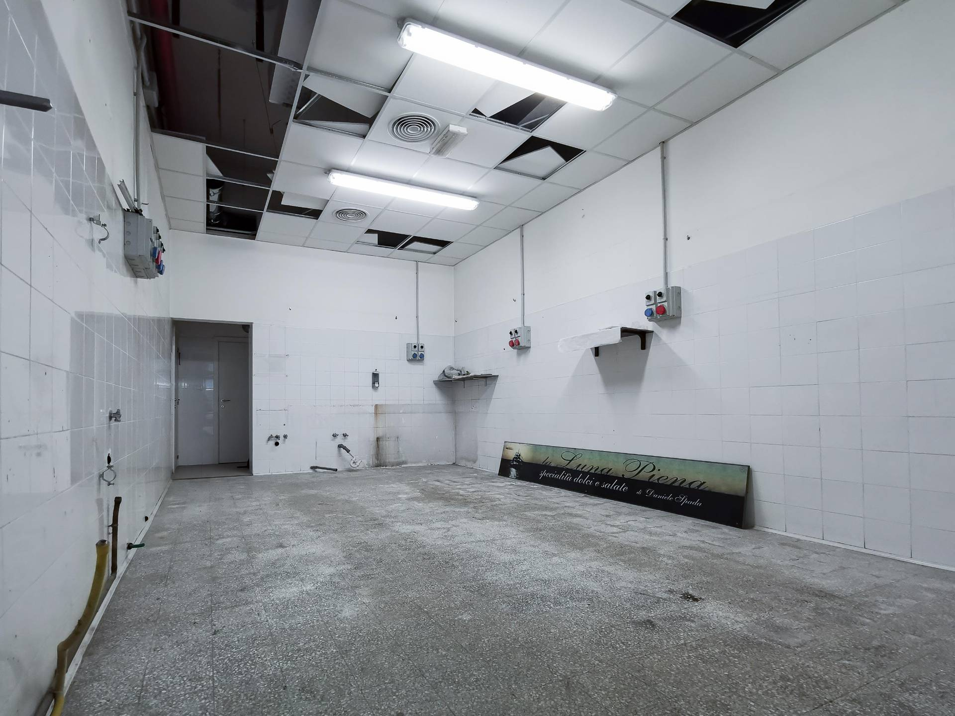 Locale commerciale in vendita a Amandola, Centro