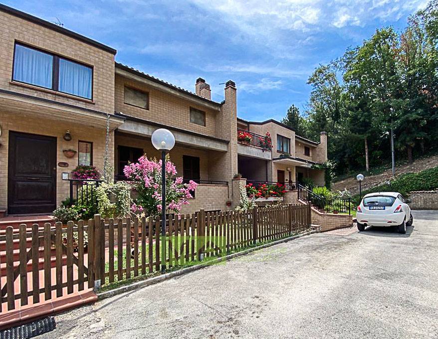 Villino a schiera in vendita a Santa Vittoria in Matenano, Campagna