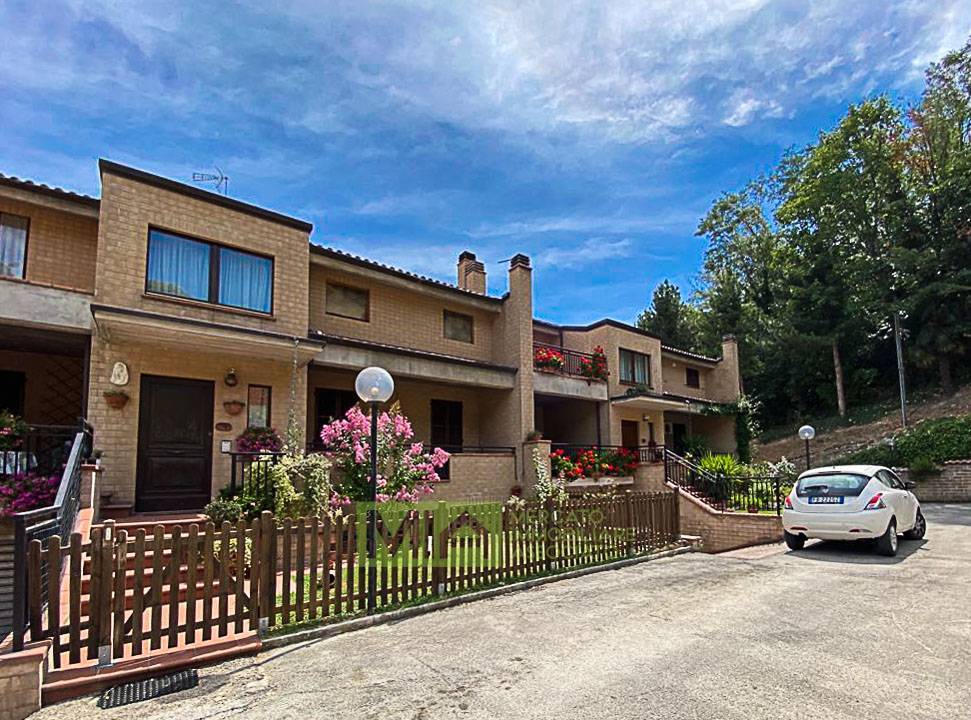 Villino a schiera in vendita a Santa Vittoria in Matenano, Campagna