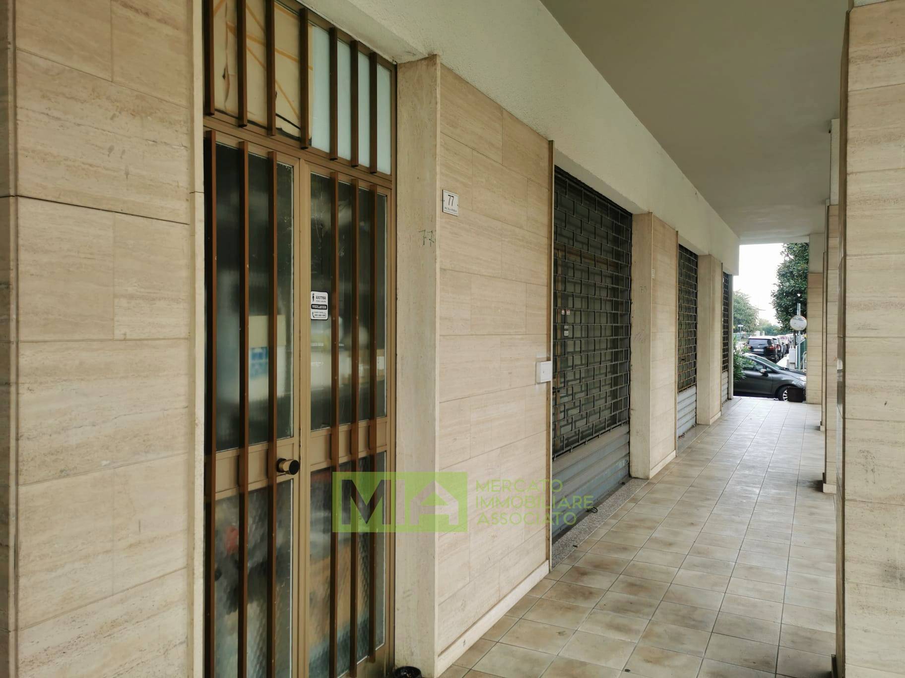 Locale commerciale in vendita a Pedaso, Centro