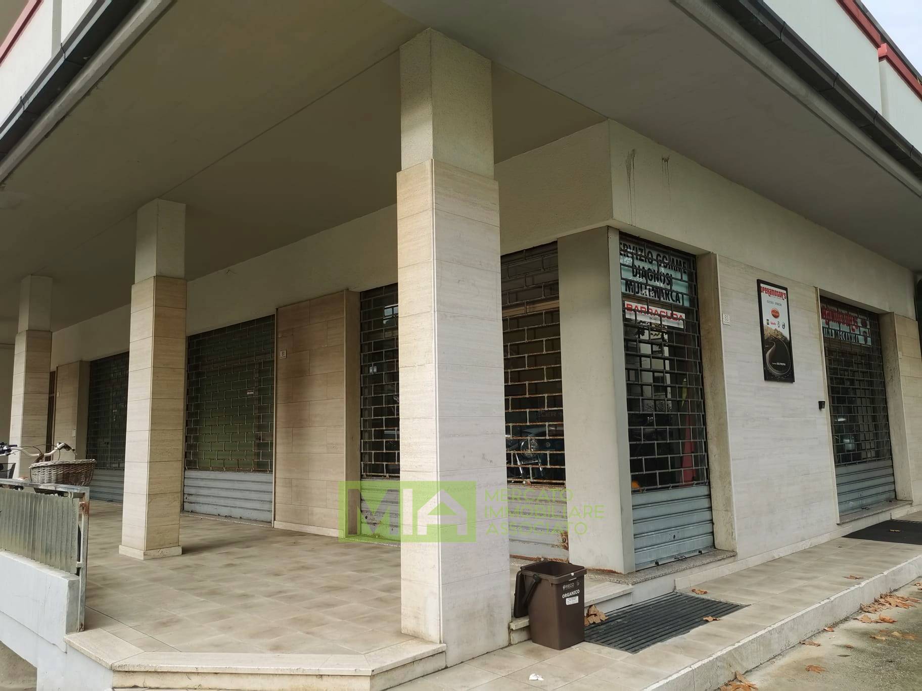 Locale commerciale in vendita a Pedaso, Centro