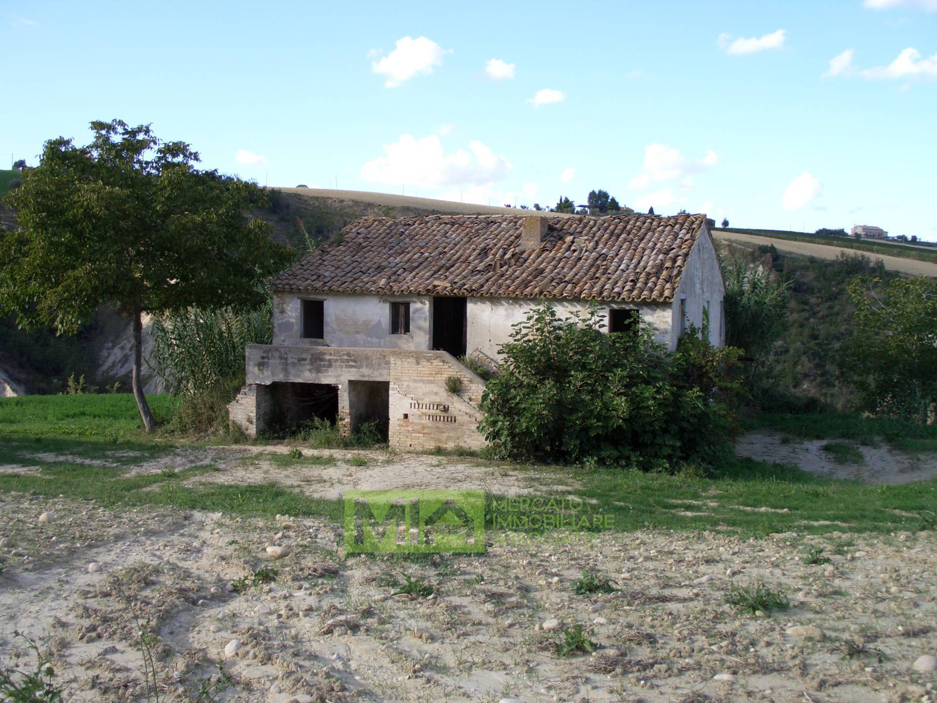 Casa colonica in vendita a Monterubbiano, Campagna