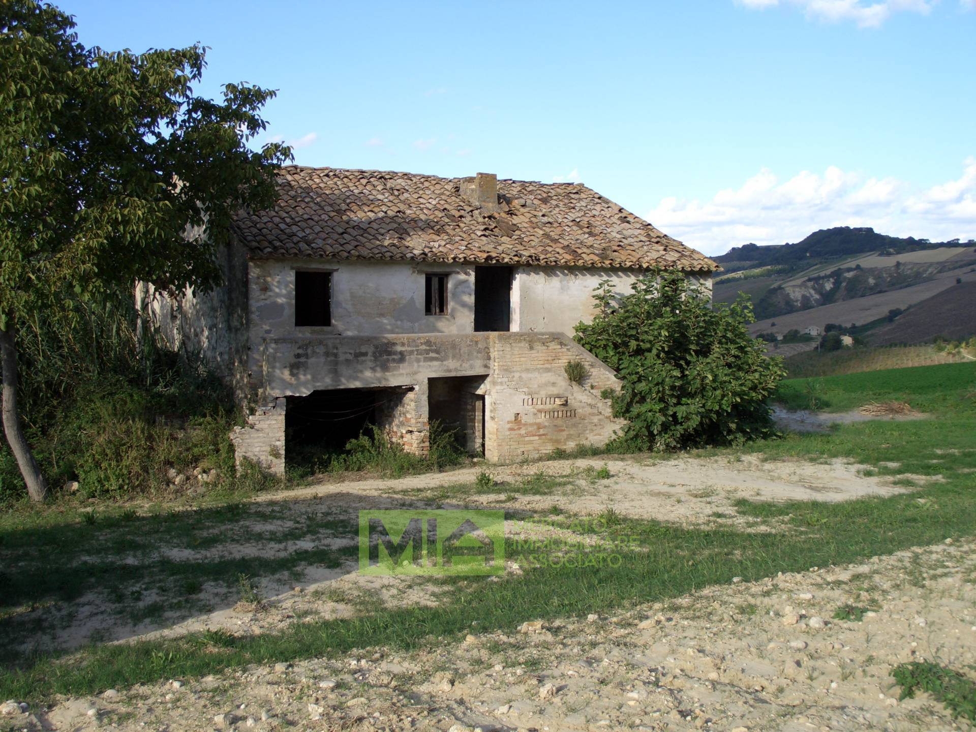 Casa colonica in vendita a Monterubbiano, Campagna