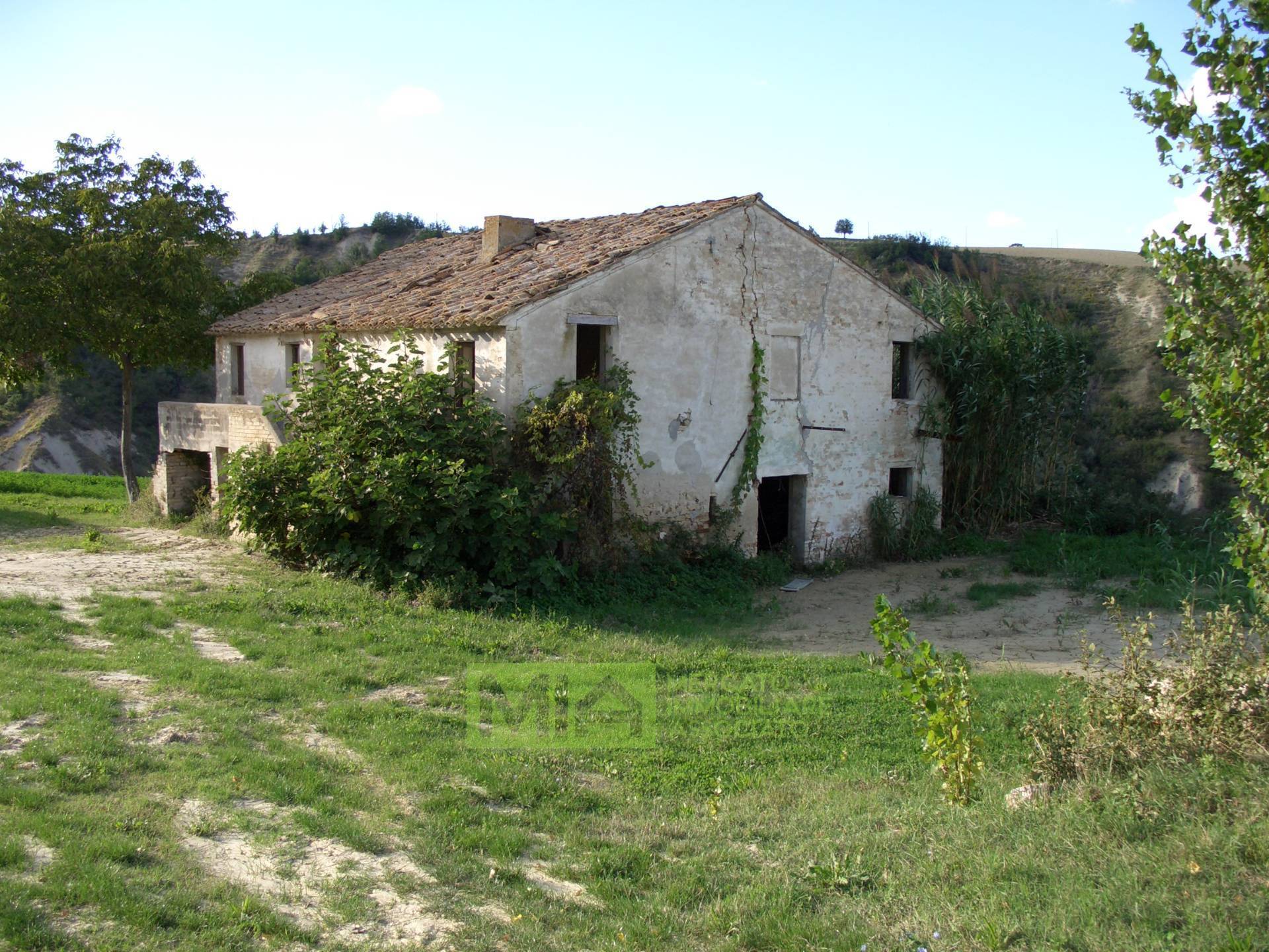 Casa colonica in vendita a Monterubbiano, Campagna