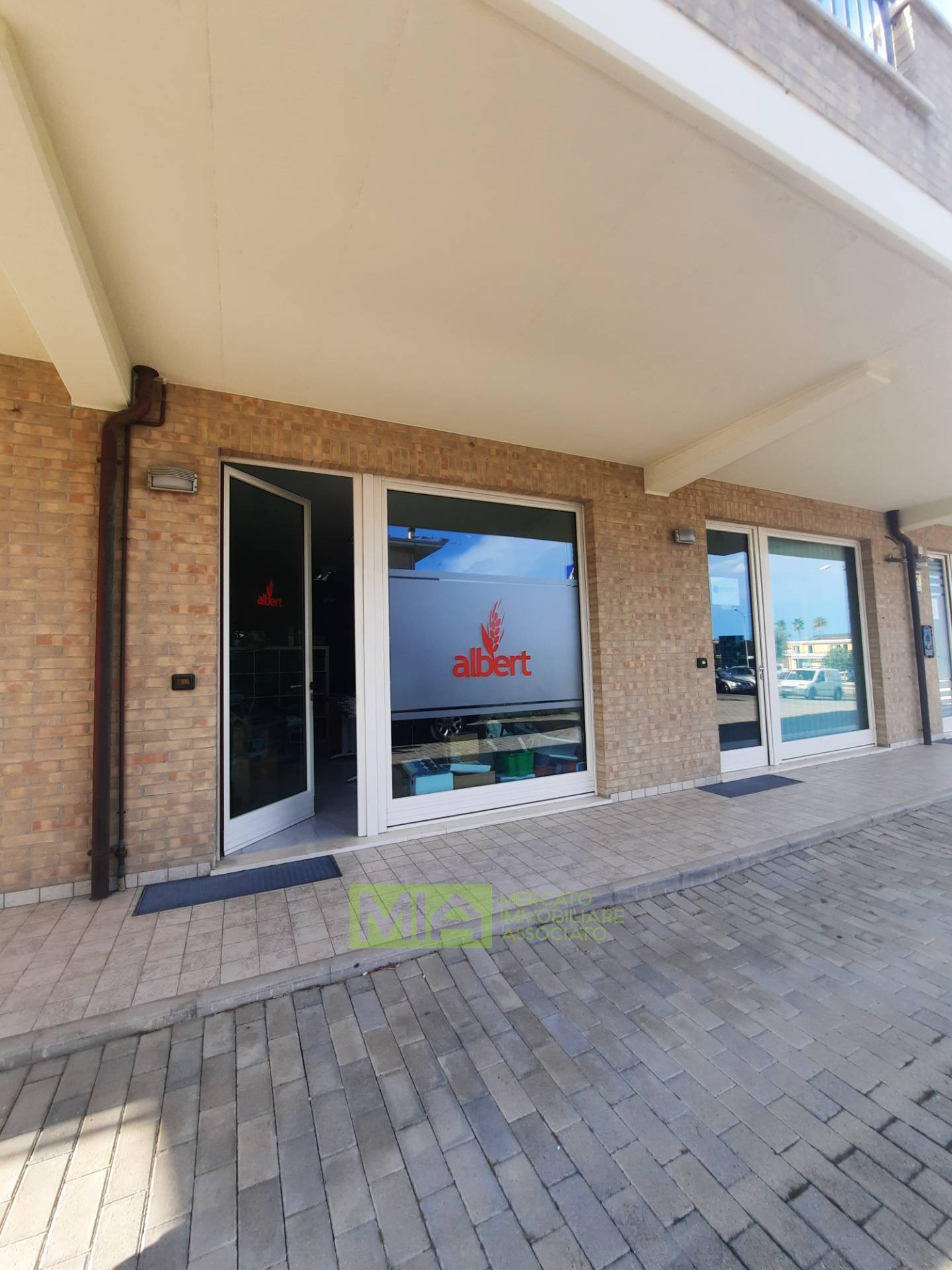 Locale in vendita a Altidona, Marina di Altidona