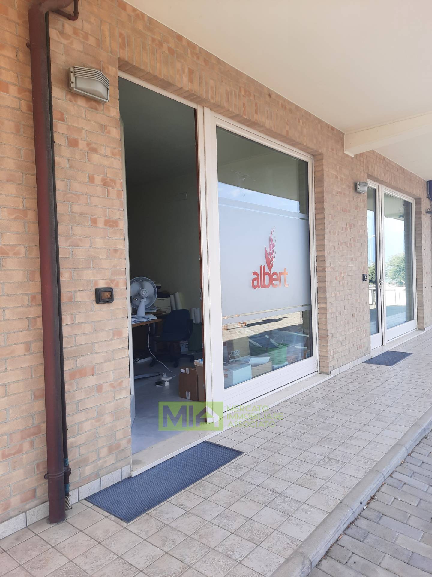 Locale in vendita a Altidona, Marina di Altidona