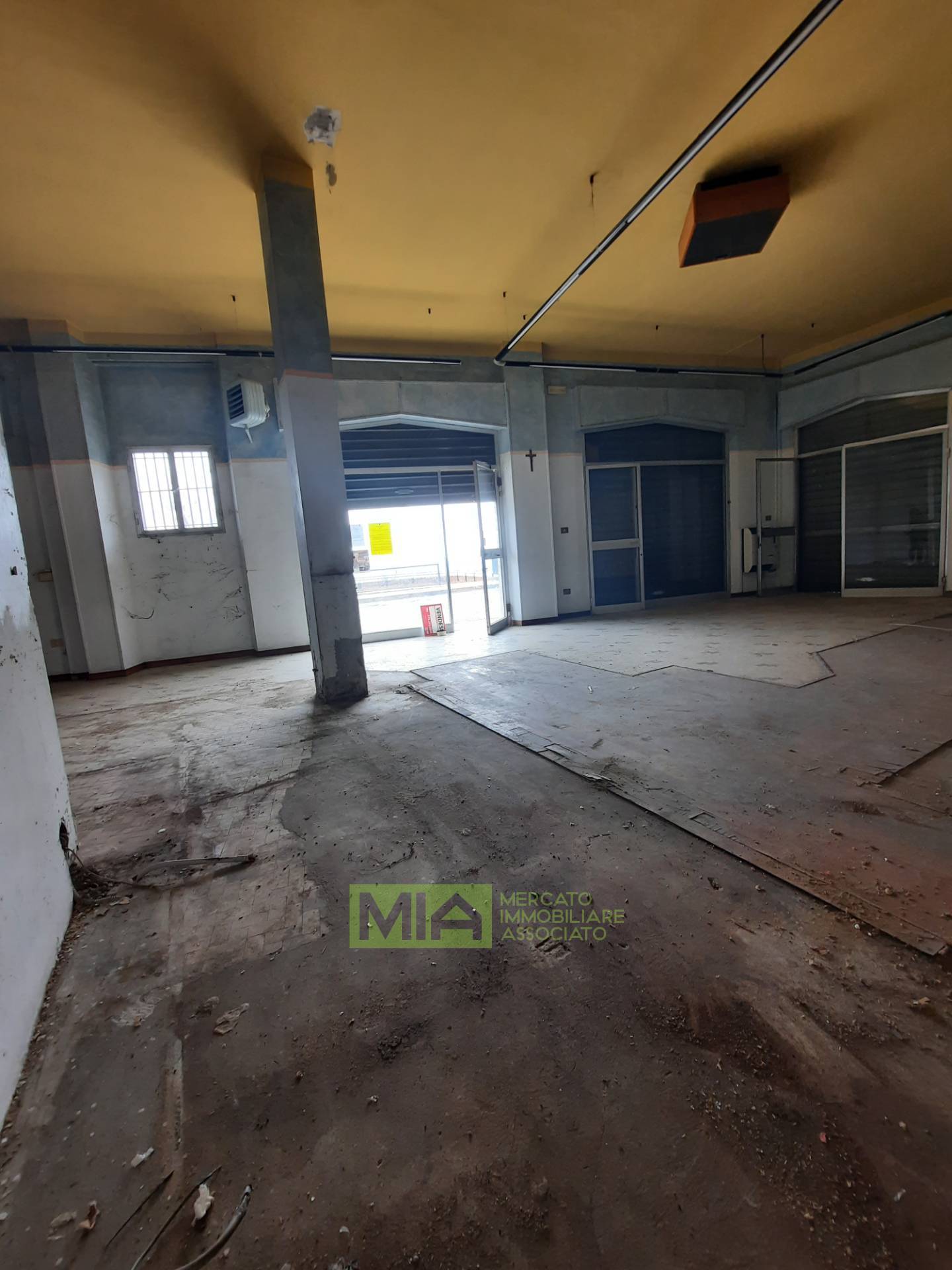 Locale commerciale in vendita a Acquaviva Picena