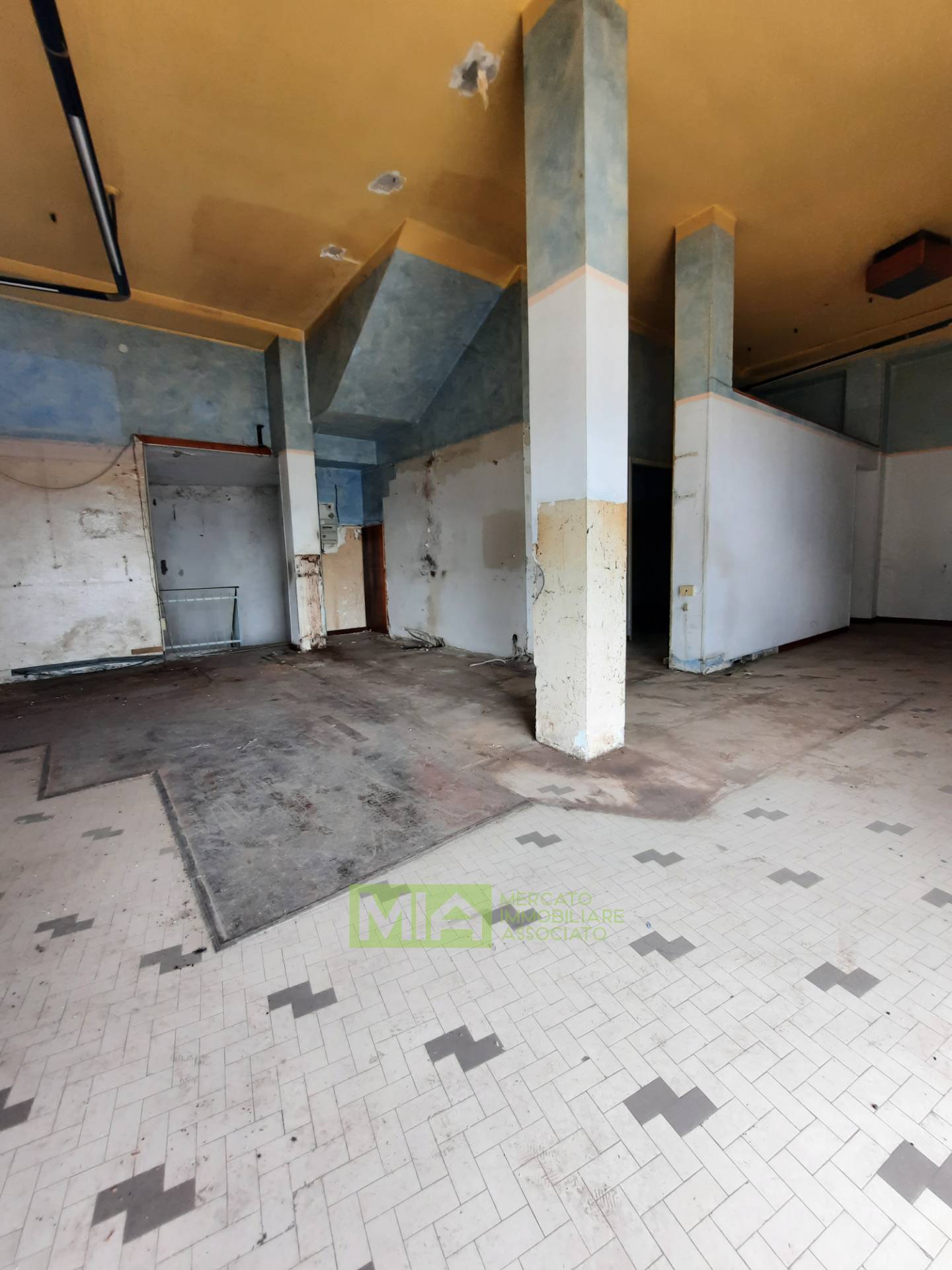 Locale commerciale in vendita a Acquaviva Picena