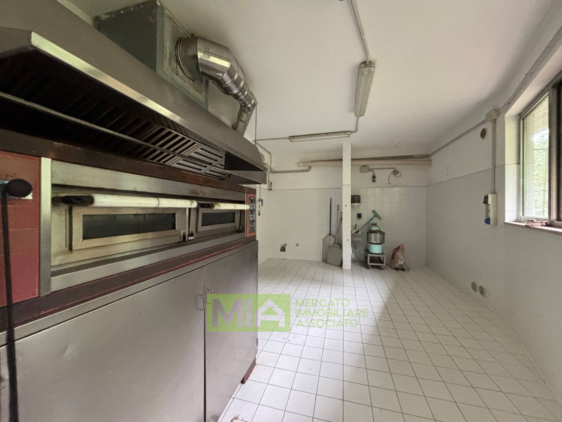 Locale commerciale in affitto a Comunanza