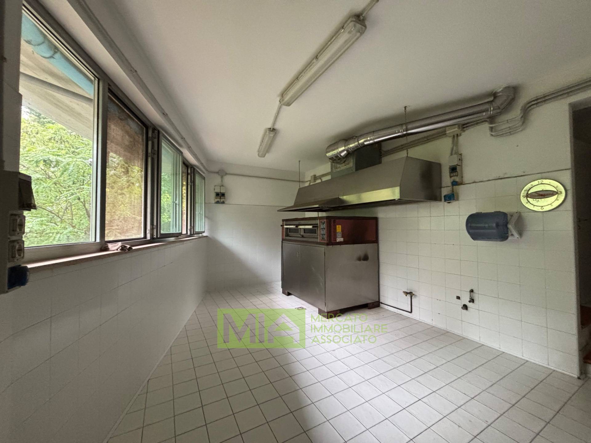 Locale commerciale in affitto a Comunanza